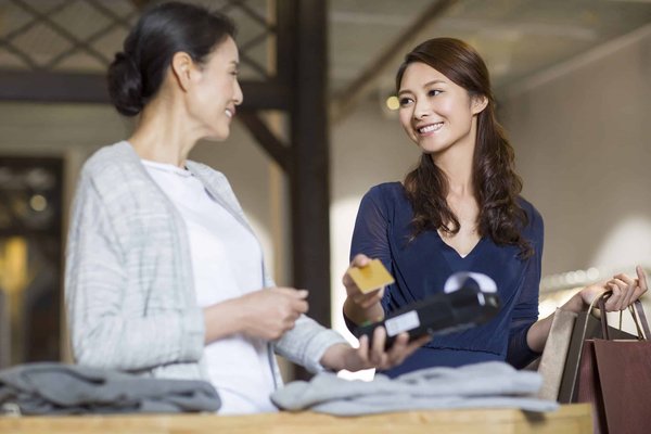 Comment les jeunes adultes peuvent-ils bâtir un crédit solide sans s'endetter ?